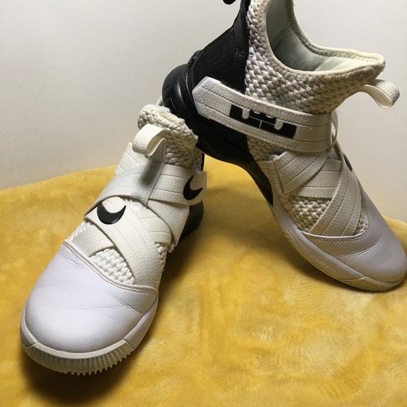 Lebron James Nike shoes - Picture 2 of 6